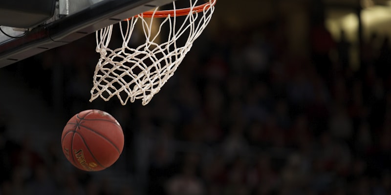 篮球运动员专访文章配图：NBA球星在比赛中投篮瞬间